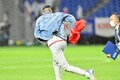 サッカー日本代表に「3-0快勝」のチュニジアサポーターが「ピッチ乱入」でゴールにダイブ！「衝撃の取り押さえ現場」の画像004