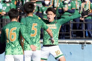 PHOTOギャラリー「ピッチの焦点」【第100回全国高校サッカー選手権準々決勝　青森山田（青森）ｖｓ東山（京都府）　２０２２年１月４日キックオフ】（渡辺航滋撮影）の画像
