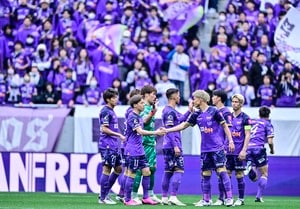 「思った以上に謎の練習生」J1広島のトルコキャンプ乱入“かわいい新加入メンバー”の姿が話題！「すでにチームに馴染んでるな」「これが噂の猫ちゃんですかw」の声の画像