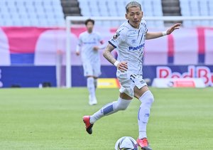 「情報量多すぎやろ笑」G大阪DF三浦弦太と福岡MF井手口陽介の試合後の仲良し2ショット写真が話題沸騰！「いい写真なんだけど面白すぎる笑笑」とツッコミの声が続々の画像