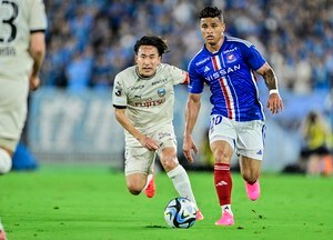 「どうすればこんな狭いところを…」横浜FMのドリブラーが見せた、川崎の選手2人を一気に抜き去る「テクニカル突破映像」に驚きの声！ ダブルタッチを駆使してPAに侵入の画像