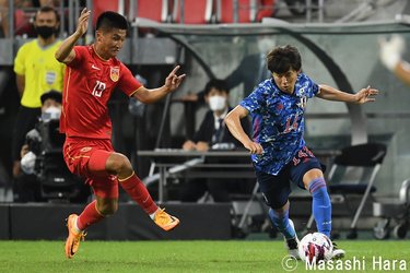 画像 写真 Photoギャラリー ピッチの焦点 ｅａｆｆ ｅ １サッカー選手権２０２２決勝大会 日本代表ｖｓ中国代表 ２０２２年７月２４日 １９ ２０ キックオフ 日本代表 サッカー批評photoギャラリー ピッチの焦点 サッカー批評web