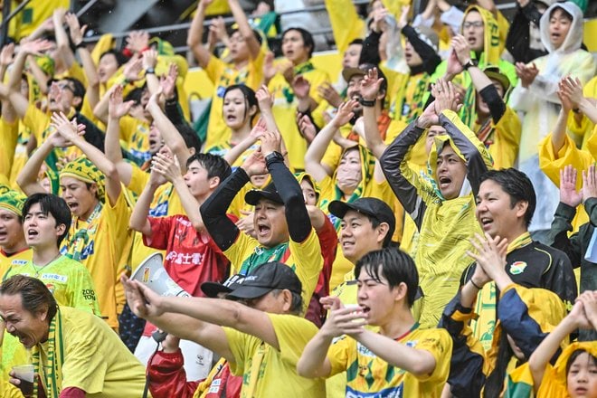 【千葉サポーターアルバム】雨の中で首位堅持のチームを後押しした「ジェフユナイテッド千葉のサポーター写真99枚」！ ゴール裏の熱狂ショット「ジェフユナイテッド千葉ーベガルタ仙台」の画像057