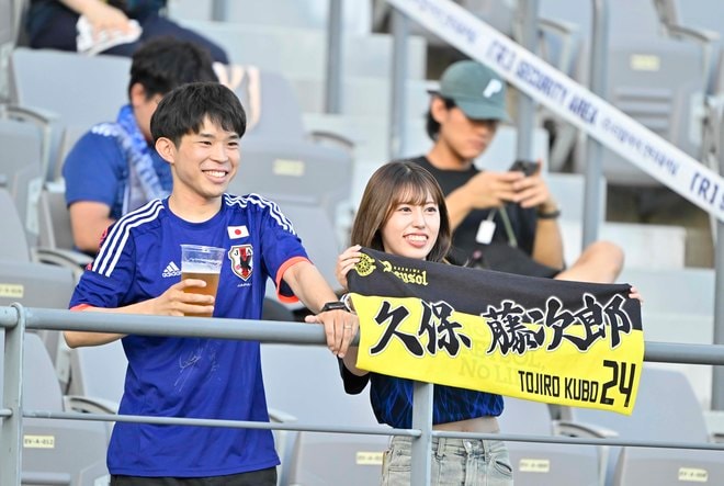 【サポーターアルバム】サッカー日本代表の中国戦完封勝利を支えたサポーター写真63枚！ 韓国・龍仁に駆け付けた現地観客席ショット「日本代表ー中国代表」の画像025