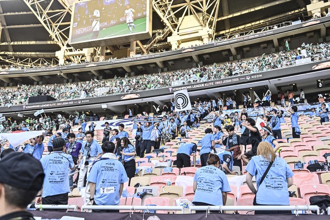 【サポーターアルバム】アジア青覇を果たすべく700人の川崎サポーターがACLE決勝に駆け付けた！ 現地で声援を送ったサポーター写真72枚「アル・アハリー川崎フロンターレ(2)」の画像049