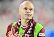 「結構痛そう…」サッカー日本代表MF三笘薫、ゴール直後にチームメイトの股間を「ヒザ蹴り」してしまう…レスター戦での「珍場面」が話題にの画像