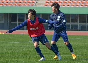 【J1復帰のジュビロ磐田で、横内昭展が新シーズンに描くもの(2)】「去年と違う」と言い切る、既存選手のギラギラ感……昨季と同じシステムも選手の組み合わせで多彩にの画像