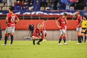 試合後に岩政大樹監督と鹿島アントラーズサポーターが雨の中で激しく口論！ 「川崎やマリノスは何年かかったと思ってる⁉」「ファンじゃなくてサポーターだろ？」と大声で呼びかけるの画像