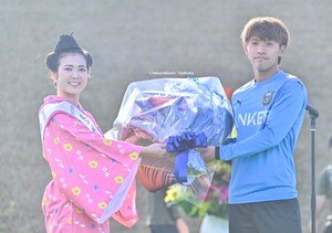 J1川崎、沖縄キャンプ入りで歓迎式典！「恩納村民は強力なサポーター」と熱いエールを受け、地元特産品などの贈呈も……鬼木達監督「期待に応えたい」の画像