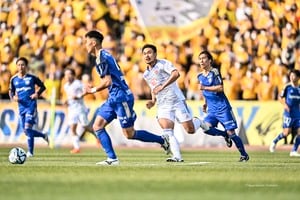 「強過ぎや」「選手むせこんでるの笑った」町田―仙台戦の選手入場時の大量スモークでまさかの事態に…現地組もDAZN組もどちらも驚いた開幕戦の特別演出の画像