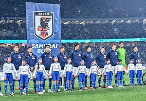 「かわいい〜」元乃木坂46の新内眞衣が同じく元乃木坂メンバーとの「サッカー日本代表観戦2ショット」公開！「いつもの衣装とも違って何かイイ感じですね」とファンからの声もの画像