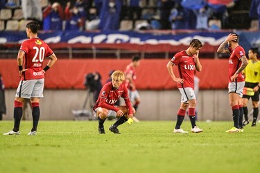 試合後に岩政大樹監督と鹿島アントラーズサポーターが雨の中で激しく口論 川崎やマリノスは何年かかったと思ってる ファンじゃなくてサポーターだろ と大声で呼びかける サッカー批評web