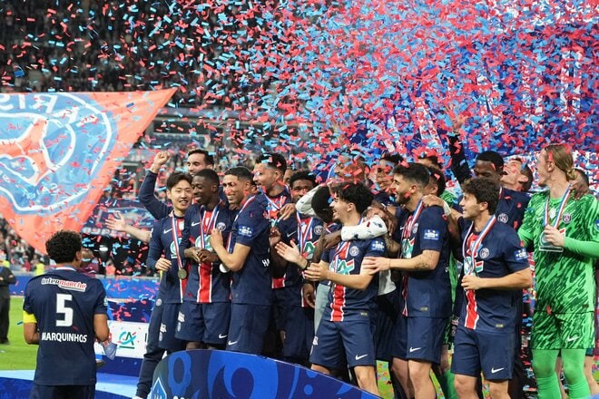 運命の大一番！サッカー日本代表・伊東純也、中村敬斗、関根大輝が語った｢世界一のクラブ｣と｢降格プレーオフ｣(2)敬斗＆純也メダル記念ショットと先制点｢カードをもらってもいい｣プレー【激闘後21連写】の画像015
