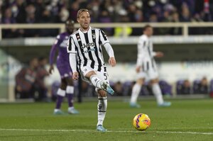 リバプールがサッカーブラジル代表MF獲得で負傷者続出の中盤を補強！　｢赤は違和感ある｣などと話題のユニフォーム｢お披露目画像｣と選んだ｢背番号｣【画像】の画像