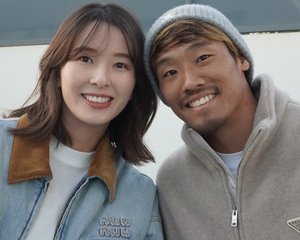 ｢似すぎてて爆笑｣日本代表MF守田英正、美人妻とそっくり愛娘を公開 “ちゅん顔”密着ショットに｢やたら強そうなパパ｣｢全てがかわいい｣の声の画像