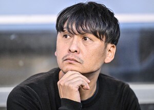 「寸分狂わぬ場所に返してない？上手すぎる」J1鳥栖の監督が試合中に見せた「正確すぎるバックスピンキック」が大絶賛！ 腕組みをしたままの「超絶テクニック映像」が話題の画像