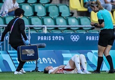 画像・写真：なでしこDF清水梨紗が自ら倒れ込んで担架で運ばれる……パリ