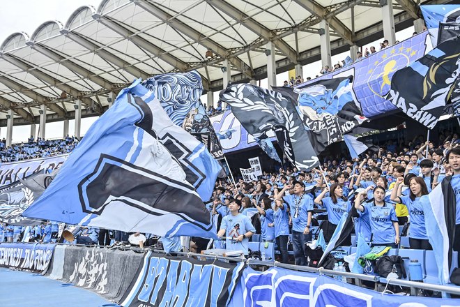 【サポーターアルバム(3)】G大阪戦での観客席＆入場時の川崎フロンターレのサポーター写真77枚！選手と手をつないだ子どもたちなど現地写真「川崎フロンターレーガンバ大阪(3)」の画像076