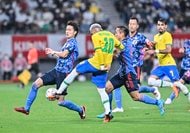 【日本代表】「特にすごかったのは長友佑都。目の色が違った」「後ろの4人の働きも出色。板倉滉があれだけCBができれば冨安健洋を右に回せる」【「最強ブラジル代表戦」後の激論】(2)の画像