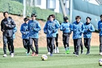 ｢雪積もっちょる…｣｢ガチ雪すぎる！｣J1川崎の練習場が思わぬ事態に!? 麻生グラウンドの3月まさかの雪景色に｢びっくり｣｢え？そんなに降ってるの？｣と驚きの声続々