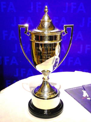 大住良之の｢この世界のコーナーエリアから｣第177回｢天皇杯はなぜ天皇杯なのか？｣(3)NHK放送で人気に！7つの優勝カップの裏にあった｢イングランドとの感動秘話｣の画像