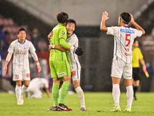 「泣いてますよ!」チームメイトの“チクリ”にも止まらない感涙…J2ヴァンフォーレ甲府の天皇杯決勝進出の歓喜の動画が14万再生!の画像