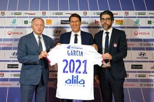 左から、ジャン＝ミシェル・オラス会長、ルディ・ガルシア監督、ジュニーニョ・ペルナンブカーノＳＤ（リヨン）　写真：AP/アフロ