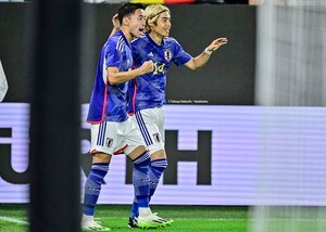 【ドイツ再戦で無双の伊東純也のスゴさとは？(1)】右サイドでコンビを組む菅原由勢が語っていた「日本の右にはイナズマさんがいる」の試合前の言葉通りの活躍の画像