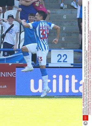 サッカー日本代表・中山雄太が「豪快ヘディングゴール」でイングランド初得点！ 相手DFの視野から消えた「走り込み先制弾」でハダースフィールドの開幕から続く連敗を止める！の画像