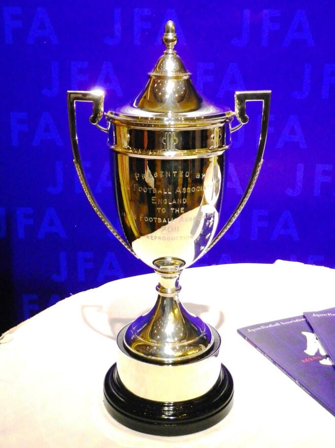 大住良之の｢この世界のコーナーエリアから｣第177回｢天皇杯はなぜ天皇杯なのか？｣(3)NHK放送で人気に！7つの優勝カップの裏にあった｢イングランドとの感動秘話｣の画像