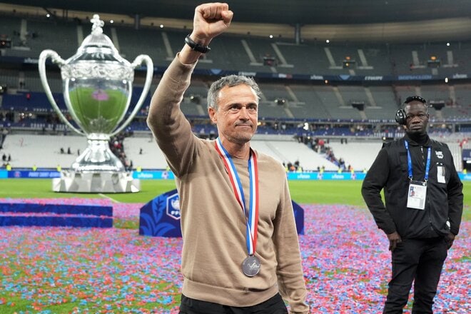 運命の大一番！サッカー日本代表・伊東純也、中村敬斗、関根大輝が語った｢世界一のクラブ｣と｢降格プレーオフ｣(2)敬斗＆純也メダル記念ショットと先制点｢カードをもらってもいい｣プレー【激闘後21連写】の画像017