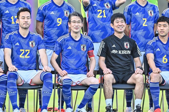 カタールワールドカップ開幕前日にサッカー日本代表がまさかのキャプテン交代⁉ 練習前の集合写真で起きた西シェフの衝撃早着替えに、ファンから「こういうのめっちゃ好き」「雰囲気よさげ」の声の画像003