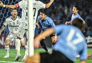 「鬼木さんが浮いちゃってるじゃんw」川崎・鬼木達監督の退任発表直後の試合で、退任ニュースを吹き飛ばす「選手のハロウイン仮装姿」がスゴすぎる！「カオス過ぎて何の画像か分からん！笑」の声の画像