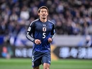 ｢美しい家族｣移籍報道に揺れるサッカー日本代表・守田英正、美人モデル妻との“シミラールック”の腕組みプラベショットがオシャレすぎる！の画像