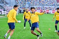 「ワールドカップ呼ぼう」!! AZ・菅原由勢が今季初ゴールで勝利に貢献! ユトレヒト・前田直輝との「日本人対決」を制した、キレキレの切り返しから奪った圧巻ゴールの画像