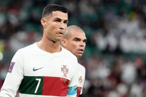 「メディアはまだ彼を必要としている」サッカーポルトガル代表FWクリスティアーノ・ロナウド、ベンチで国歌斉唱していても「カメラマン集結」! 異様な光景がSNSで話題にの画像