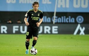 レアル・マドリードMFモドリッチ、、超絶プレーで交代時に「敵地でスタンディングオベーション」を受ける! “圧巻ミドル”と”カウンター弾お膳立て”で勝利に貢献の画像