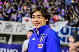 「目がきゅるきゅるで可愛すぎる」伊東純也の空港到着直後の“寝起きインタビュー”が話題！「行動可愛すぎる」「こんなにナチュラルな純也くん見れるなんて…」の声の画像