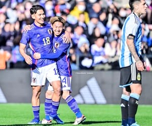 「これはユナイテッド移籍」U-22日本代表の佐藤恵允が“強烈ミドル弾＆ラッシュパフォ”披露！「“ケイン”とかいう名前良すぎる」「めちゃくそイケメンですやん」との声の画像