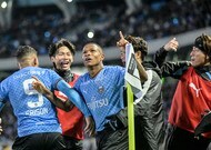 「やらんのかーい!」J2仙台の大卒新人DFの“偽ロングスロー寸劇”にファン総ツッコミ!「フリからオチまで好き!」「ボール拭けば拭くほど面白いw」などコメントの嵐の画像