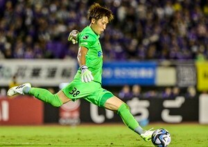 「大迫対決に勝った！」日本代表・大迫敬介がJ1神戸・大迫勇也をキックフェイントでかわす！ その後に正確なロングパスを供給し「これはノイアーやろw」と絶賛の声の画像