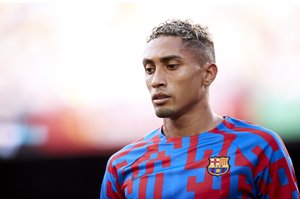 「美しい奥さん」の声出たバルセロナのブラジル代表FWハフィーニャの家族写真に、多くの「古巣ファン」が反応！　愛妻＆愛犬とのプライベート時間に“古巣グッズ”使用で喜ばせる！の画像