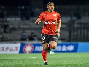 ｢めちゃくちゃ面白い｣名古屋グランパスMFマテウスが水着の彼女から｢かめはめ波｣をくらう! オフ期間のバカンス中に｢ドラゴンボールネタ｣を披露の画像