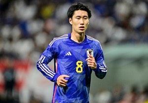 「鎌田が笑うなんて」ラツィオが公開したチーム写真に写る鎌田大地の姿に、地元ファンから驚きの声続々！“無視事件”の当事者と肩を回しての一枚にさまざまな反応の画像