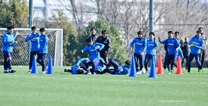 「最強のチャレンジャーになろう」鬼木達監督の激で川崎フロンターレが始動！ 初日から5対5のミニゲームを行うなど、リーグ戦の優勝奪還へみっちり2部練練習！の画像
