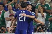 【W杯】｢パパ握りしめてるの可愛すぎ｣上田綺世のモデル妻、歴史的2発を祝う愛娘ショット公開｢いいね100万回押せる｣｢おててかわいすぎ｣