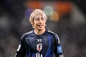 「ずっと探した」「後ろでちょいちょい顔出す」Sランス伊東純也がロッカールームでの“勝利の舞”に登場!?「笑顔で良かった〜」「今日はロッカーじゃないのね」などの声の画像