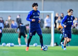 「アカン、見つかってまう」サッカー日本代表対ウルグアイ代表「初陣」に臨む「21歳176cm63kg」ガンバ大阪の右サイドバック半田陸「守備でも攻撃でも大活躍」動画をJ公式が公開の画像