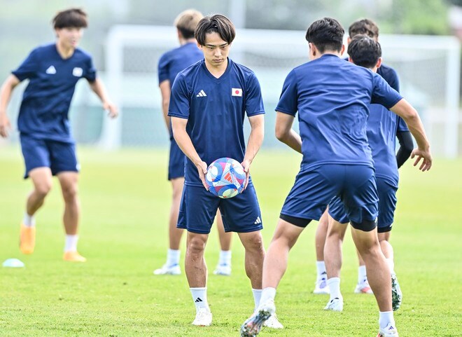 【パリ五輪・サッカー日本代表】マリ戦に向け前日練習！ ある質問を聞かれ、斉藤光毅が三戸舜介に「非常にやりづらい（苦笑）」と笑顔で照れたワケ……平河悠はホテルで調整の画像