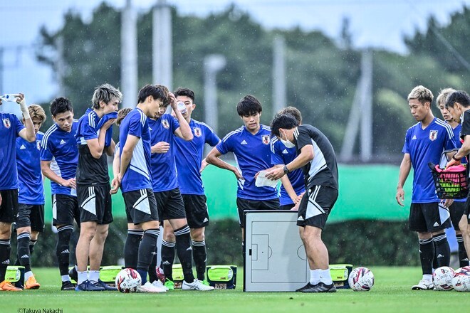 サッカー日本代表がE-1選手権・第２戦の中国代表戦に向けての「7対6」のミニゲームを実施! 「反転シュート」を決めて練習場を沸かせた「ビブス組のFW」とは?【画像】の画像
